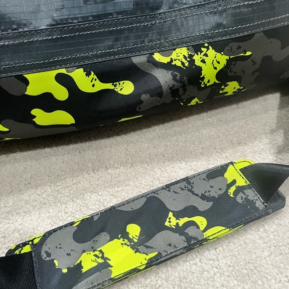 Guess weekend or gym back with bright camo markings - Picture 2 of 8